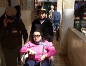 صور.. الشرطة النسائية تساعد كبار السن وذوى الاحتياجات للدخول للجان الاقتراع بأسيوط 