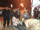 الشرطة تلبى طلب مسنة على كرسى متحرك بنقلها للجنتها بمصر القديمة