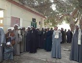 صور.. استمرار توافد الناخبين على اللجان بديروط للإدلاء بأصواتهم بالانتخابات