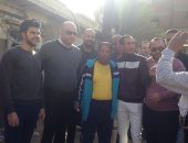 صور .. عبد الباسط حمودة يتقدم صفوف الناخبين أمام اللجان بحدائق القبة