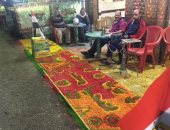 صور.. عامل فى مقهى بلدى بإمبابة يحث المواطنين على التصويت بشعار "تحيا مصر"