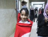 طفلة تتشح بعلم مصر بعد رفع أسرتها الأعلام والزغاريد وصور السيسى بالعياط