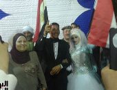 صور.. بالفستان وبدلة الفرح.. عروسان يدليان بصوتيهما فى المنوفية