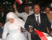 صور.. عروسان من أسوان يدليان بصوتيهما فى انتخابات الرئاسة: الفرحة فرحتين