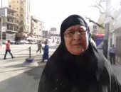 مسنة بالفيوم أمام اللجان من 6 صباحا وتؤكد باكية: جيت علشان الشهداء (فيديو)