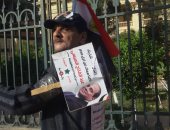 فيديو وصور.. مواطن حاملا أعلام مصر وصور السيسى: "انزلوا علشان مصر"