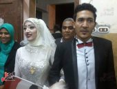 عروسان يحتفلان بزفافهما داخل لجنة الانتخابات بمحافظة قنا