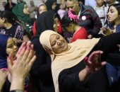 صور.. الناخبون يحتفلون أمام مدارس الجمالية قبل غلق اللجان