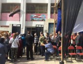 ضباط الجيش والشرطة يساعدون كبار السن وذوى الإعاقة لتسهيل الإدلاء بأصواتهم