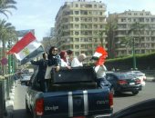 سيارات مكشوفة وفتيات يحملن علم مصر فى ميدان التحرير احتفالا بالانتخابات