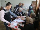 ناخبو مدينة نصر يحتشدون فى لجان التصويت على أنغام "تسلم الأيادى"