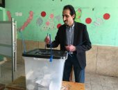الكاتب الصحفى مجدى الجلاد يدلى بصوته فى انتخابات الرئاسة بمدينة 6 أكتوبر