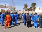 مئات العاملين بالبترول يتوافدون على لجان الانتخابات فى رأس غارب (صور)