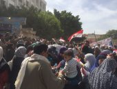 صور.. احتشاد الناخبين أمام مجمع مدارس دار السلام للإدلاء بأصواتهم