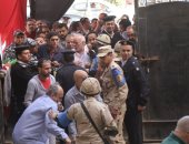 سيدة توزع الكيك والبسكويت والشاى على الناخبين ببولاق الدكرور