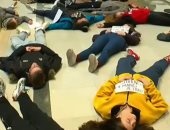 فيديو.. طلبة أمريكيون "يدعون الموت" احتجاجا على انتشار السلاح والعنف بالمدارس