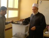 على جمعة يدلى بصوته بالانتخابات الرئاسية بـ6 أكتوبر