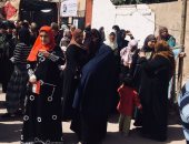 فيديو وصور.. عشانك يا مصر.. مرضى ومسنون على كراسى المتحركة بلجان الانتخابات