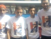 شباب يرتدون تيشرتات تحمل صورة السيسي بلجان مدرسة المبتديان