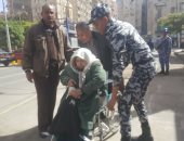 صور.. القوات المسلحة والشرطة تساعد كبار السن فى الوصول للجانهم بالإسكندرية