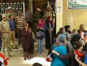 صور.. ناخبات يرفعن أعلام مصر خلال الإدلاء بأصواتهن فى أسوان