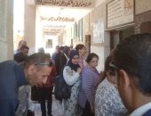 صور.. سيدات أسيوط يحتشدن أمام اللجان مع بدء انتخابات الرئاسة 