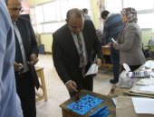 صور وفيديو.. رئيس البورصة يدلى بصوته فى انتخابات الرئاسة بمدرسة فاطمة عنان