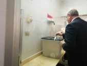 رئيس الجهاز المركزى للمحاسبات يدلى بصوته فى مدرسة النور للمكفوفين