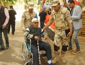 مسن يدلى بصوته بلجنة كلية البنات: عندى 80 سنة وكان لازم أنزل عشان مصر