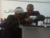 فيديو وصور.. مسن كفيف يدلى بصوته بانتخابات الرئاسة بالمنوفية ويناشد الشباب بالنزول