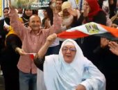 فيديو.. عجوز تحتفل رقصا على أنغام "تسلم الأيادى" أمام لجنة بالأميرية