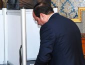السيسي يتفقد سير  عملية التصويت من غرفة عمليات حملته الانتخابية