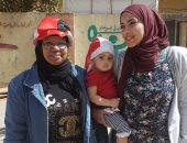 الأطفال يرتدون أعلام مصر أمام لجان انتخابات الرئاسة بمنطقة العباسية