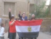 صور.. مواطنون يرقصون أمام لجان حدائق حلوان بعد التصويت بالانتخابات