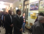 فيديو وصور .. محافظ أسيوط يقف فى طابور للإدلاء بصوته فى الانتخابات
