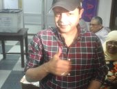 محمد هنيدى بعد الإدلاء بصوته فى الانتخابات الرئاسية: واجب وطنى.. صور وفيديو