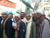 صور.. كبار السن يحتشدون أمام لجنة القضاة بكفر صقر فى الشرقية