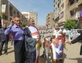 صور.. ناخبون يرفعون أعلام مصر وصورة "السيسي" أمام اللجان فى القليوبية