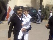 صور.. طفل يرتدى الزى العسكرى أمام أحد لجان انتخابات الرئاسة بجنوب سيناء