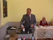 محافظ الإسكندرية يدلى بصوته بمدرسة السيرة الحسنة الإعدادية