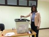 صور.. وزيرة الهجرة تدلى بصوتها فى الانتخابات الرئاسية بمدرسة فى الرحاب