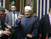 فيديو وصور..شيخ الأزهر يرفع إصبعه المغموس بالحبر الفسفورى بعد الإدلاء بصوته