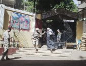 رجال الجيش والشرطة يساعدون المواطنين وكبار السن فى التصويت بالمطرية.. صور