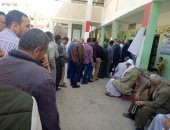 صور.. توافد كبير من السيدات وكبار السن أمام اللجان الانتخابية فى دمياط 