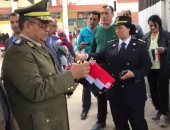 فيديو وصور.. أمن الغربية يوزع مياه وأعلام مصر وشيكولاته على الناخبين أمام اللجان