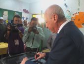 فيديو وصور.. محافظ أسوان يدلى بصوته بعد استئذان الناخبين