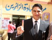 أحمد أبو هشيمة يدلى بصوته بالانتخابات بمدرسة الرشيد القومية بمصر الجديدة
