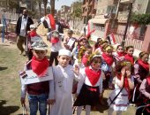 صور.. أطفال حضانة يزينون الانتخابات بأعلام مصر فى الشرقية