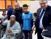 فيديو.. كفيف يدلى بصوته داخل لجنته الانتخابية بمدينة 15 مايو 