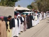 صور.. احتشاد المواطنين أمام مدرسة القصر الابتدائية بمرسى مطروح